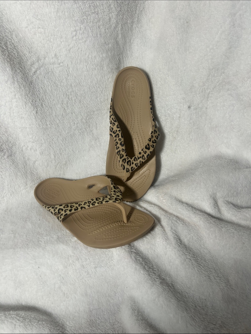 CROCS Women’s Tan Flip Sandals with Leopard-Print Straps(sz8)